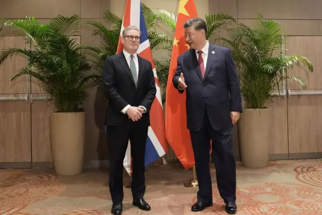 رئيس الوزراء البريطاني السير، كير ستارمر(يسار)، خلال اجتماع ثنائي مع الرئيس الصيني شي جين بينغ(يمين) - أرشيف