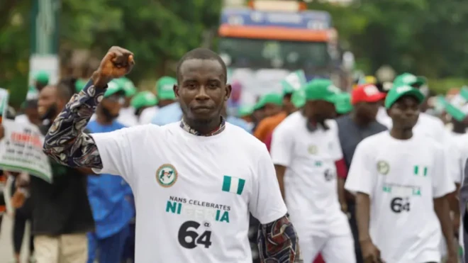 Ọdọ kan pẹlu patako alakọle lọwọ.