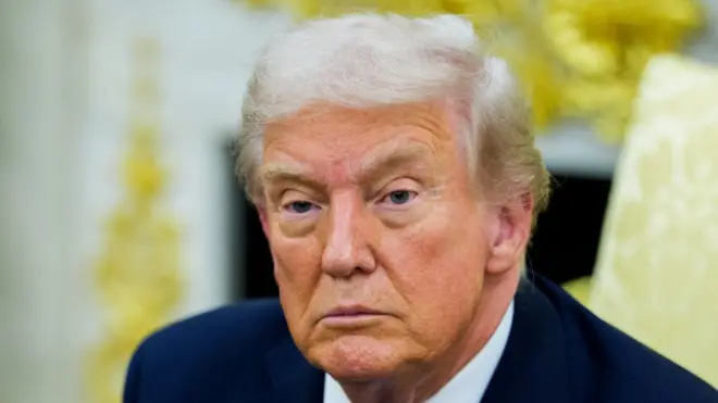 ダークスーツ姿のトランプ氏が前方を見ている