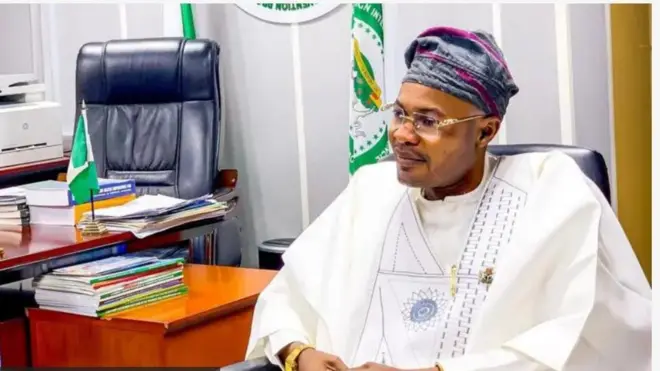 Ọmọọba Adeniyi Adeyemi, o wọ agbada funfun, o de fila, o lo igo soju o si jokoo si ọfiisi