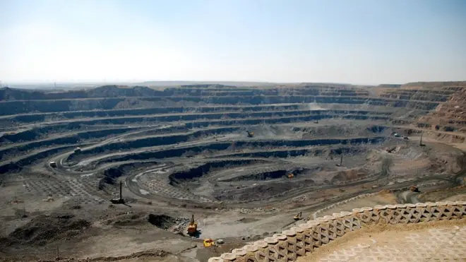 చైనాలోని మంగోలియా ప్రాంతంలో ఒక రేర్ ఎర్త్ మైన్