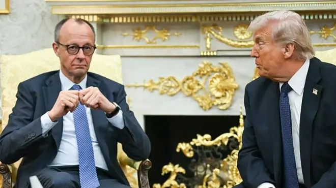 Almanya başbakanı ve Trump Oval Ofis'te yan yana oturuyor