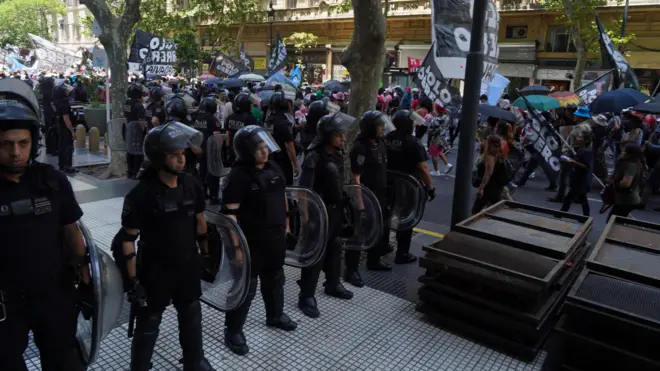 Polícia argentina patrulha manifestação contra as políticas do novo presidente argentino, Javier Milei, em Buenos Aires 