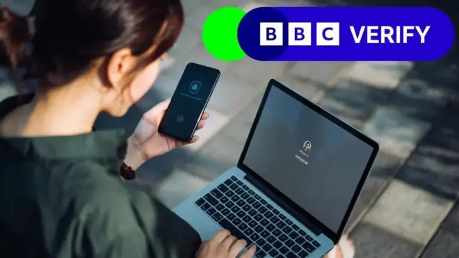 زنی در حال کار با رایانه و گوشی همراه