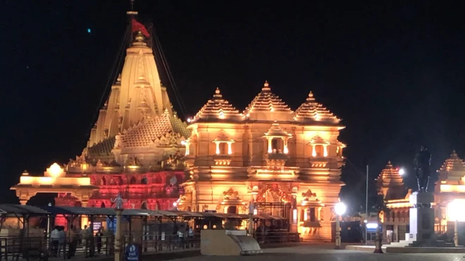 ઇતિહાસકારોના મતે દરિયાકાંઠે આવેલું આ મંદિર મહમદના જમાનામાં ગુજરાતનું ભવ્ય મંદિર હશે.