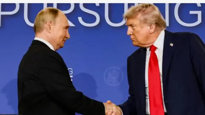 Lati apa osi, Aarẹ Vladimir Putin, Aarẹ Donald Trump lapa ọtun, wọn n bọ ara wọn lọwọ