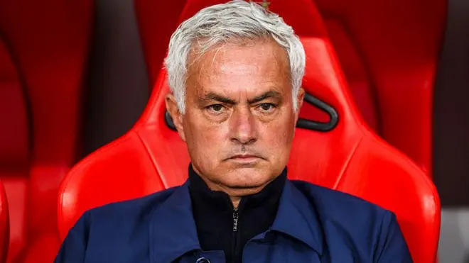 Jose Mourinho wit red chair at di back