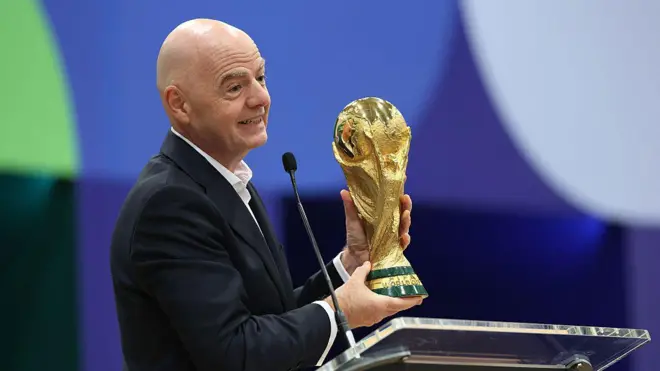Gianni Infantino sostiene la Copa del Mundo