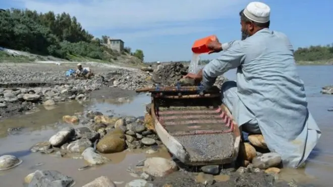 पाकिस्तानचा असा भाग जिथे पाण्यातून अवैधरित्या सोनं काढलं जातं