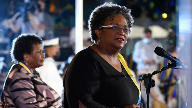 የባርባዶስ ፕሬዝዳነት ሳንዳራ ማሶን (በስተግራ) እና ጠቅላይ ሚኒስትር ሚያ አሞር ሞትሊ