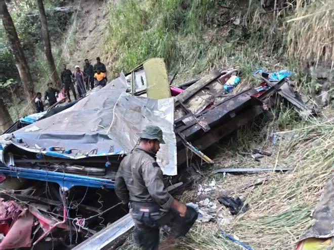 අනතුරට පත්වූ බස් රථය 