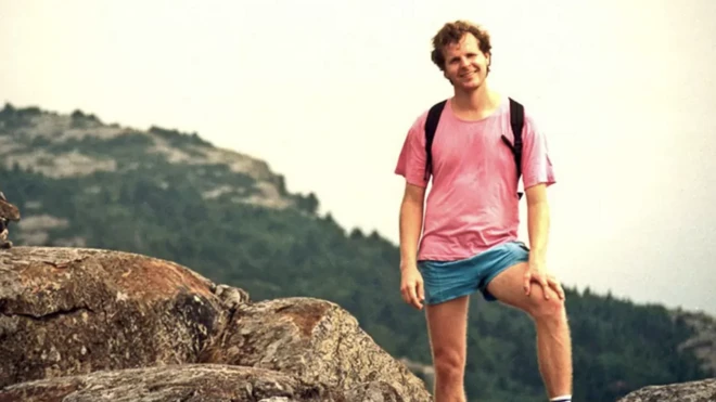 اسکات جانسون (فرد در تصویر) در سال ۱۹۸۸ کشته شد