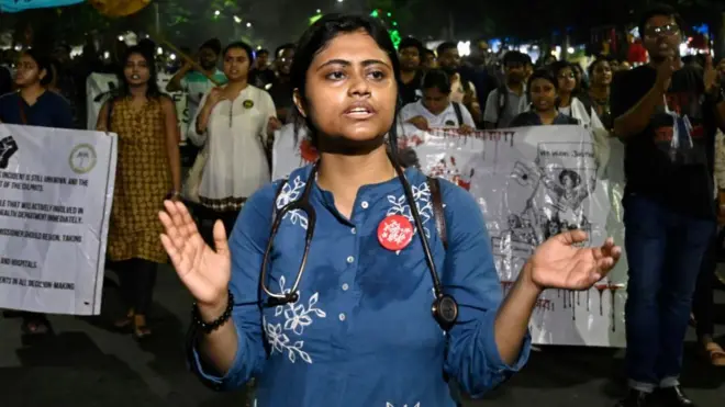 प्रदर्शनकारी महिला डॉक्टर