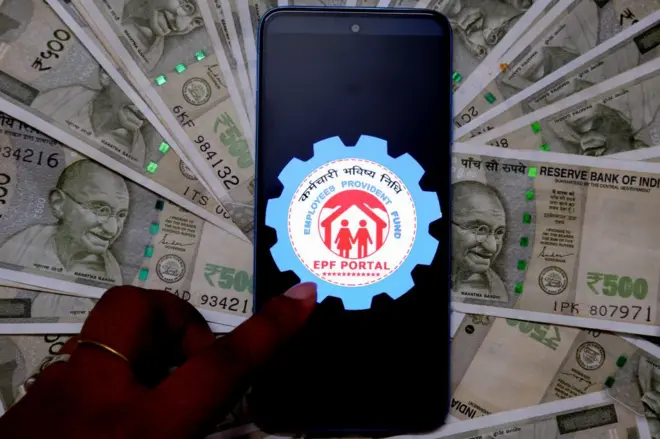 कर्मचारी भविष्य निधि संगठन यानी ईपीएफ़ओ ने प्रॉविडेंट फंड (पीएफ़) खाते से पैसा निकालने के नियमों को लचीला बनाया है.