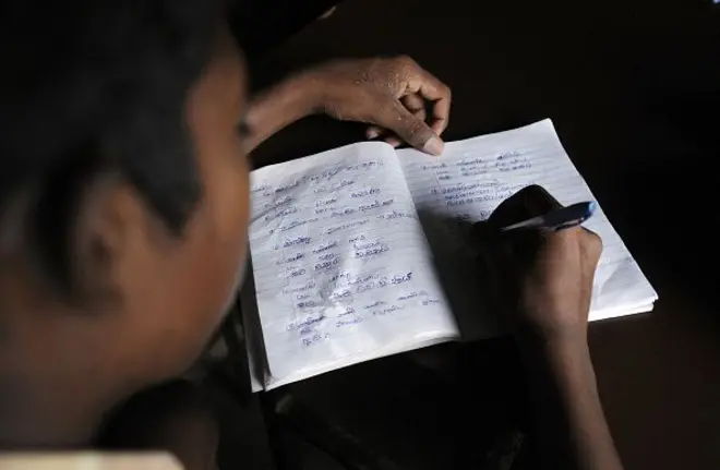 නව පාසල් අධ්‍යාපන ප්‍රතිසංස්කරණ යටතේ කෘත්‍රිම බුද්ධිය ඉගැන්වීමටත්, ටැබ් පරිගණක ලබා දීමටත් යෝජනා කර ඇති පරිසරයක් තුළ පානදුර ප්‍රදේශයේ ප්‍රධාන පෙළේ පාසලක වැසිකිළිවල අපිරිසුදුභාවය නිසා මුත්‍රා නොකිරීමෙන් රෝගී වූ දරුවෙකු පිළිබඳව බීබීසී සිංහල සේවයට දැනගන්නට ලැබිණි.