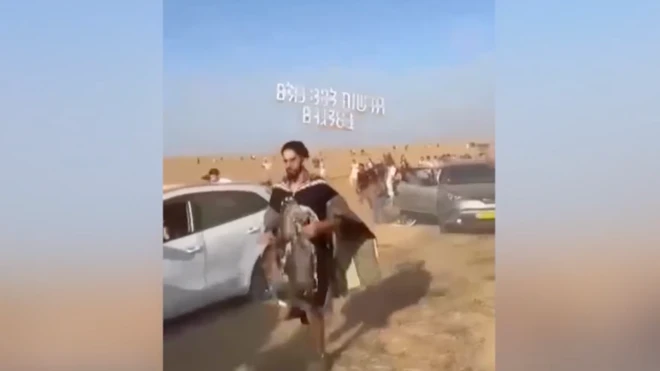 участники фестиваля бегут по пустыне от боевиков