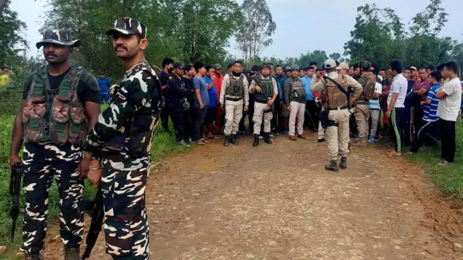 মণিপুরের একটি গ্রামে অভিযান চালানোর সময় স্থানীয়দের সাথে সেনা সদস্যরা
