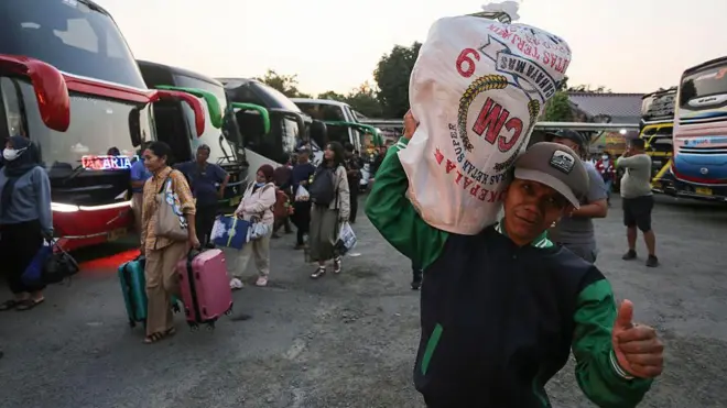 Penumpang bersiap untuk berangkat ke kampung halaman mereka menjelang hari libur Muslim Idul Fitri di stasiun bus Pondok Pinang di Jakarta, Indonesia, pada 16 Maret 2026. Jutaan orang melakukan perjalanan kembali ke kampung halaman mereka dari ibu kota Indonesia, Jakarta, untuk merayakan Idul Fitri bersama keluarga mereka dan menandai berakhirnya bulan suci Ramadhan.