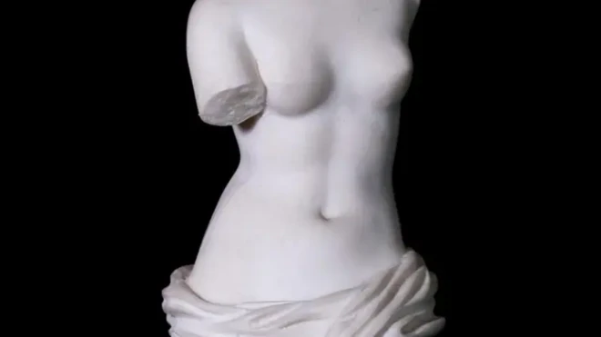 обрізана жіноча статуя