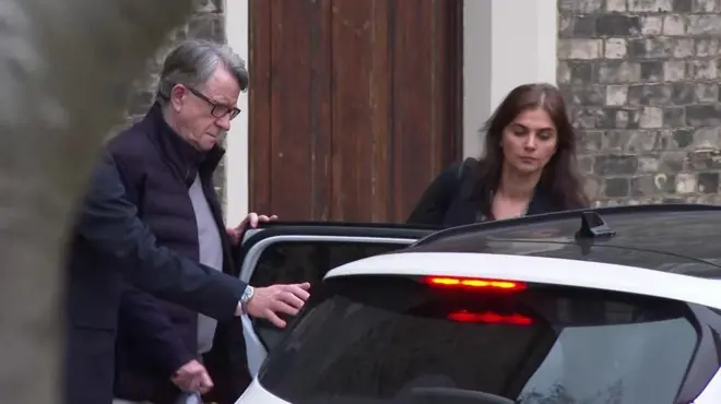Питер Мандельсон садится в машину