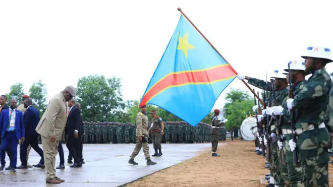Tshisekedi yunamira ibendera rya DR Congo ku kigo cya gisirikare cya Kitona