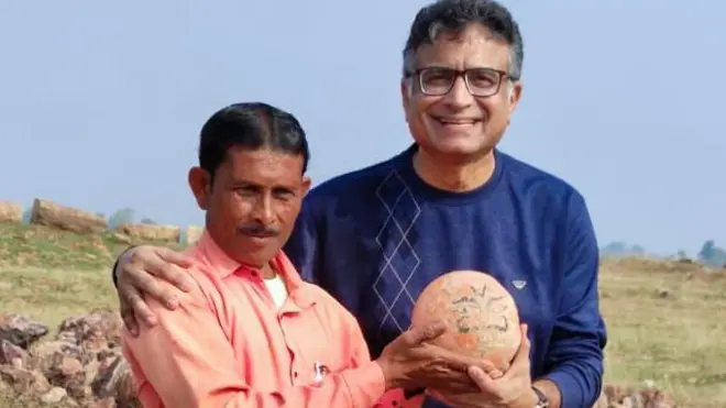 পাড়ল্যার বাসিন্দা ভেস্তা মান্দোলাই এর সঙ্গে বিএসাইপি-এর ডিরেক্টর ড. মহেশ জি ঠাক্কর।