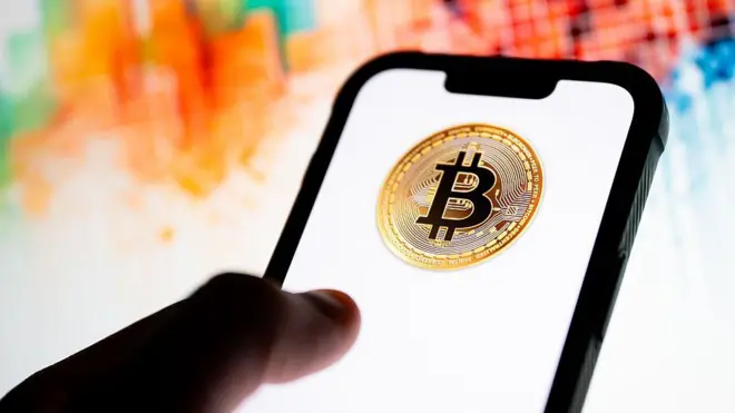 На этой иллюстрации логотип Bitcoin отображается на смартфоне.