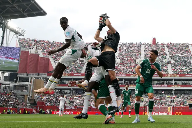 الحارس العراقي أحمد باسل يمسك بالكرة خلال مباراة أمام السنغال ضمن منافسات كأس العالم 2026