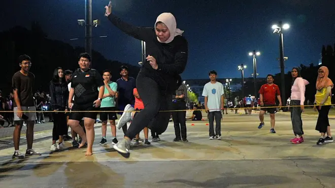 Salah satu anggota Komunitas Bermain main lompat karet di Parkir Timur, Gelora Bung Karno, Jakarta, Jumat (11/07)