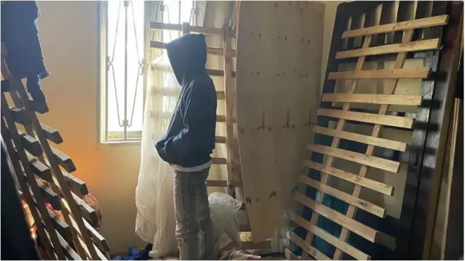 Pria berdiri di tempat berlindung