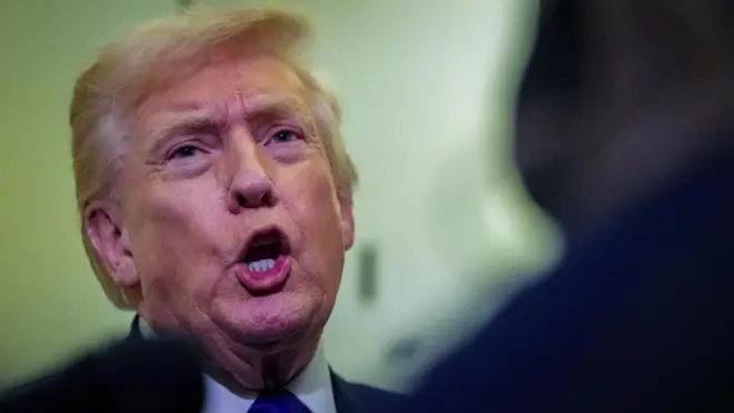 機内で話すトランプ大統領