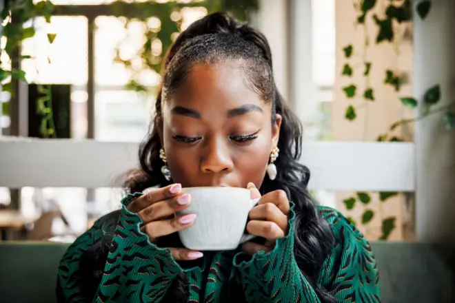 Une femme qui boit du café