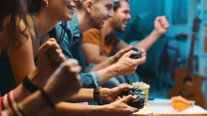 Pessoas jogando juntas na sala