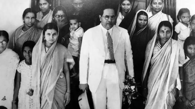 1942 मध्ये आपल्या वाढदिवसाच्या निमित्ताने मुंबईतील घरी महिला सामाजिक कार्यकर्त्यांसोबत डॉ. बाबासाहेब आंबेडकर.