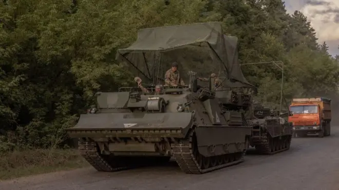 Un tanque ucraniano avanza en suelo ruso. 