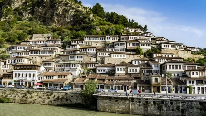 مشهد من مدينة بيرات التاريخية الألبانية