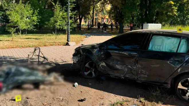 Пошкоджений легковий автомобіль на узбіччі біля пішохідної зони