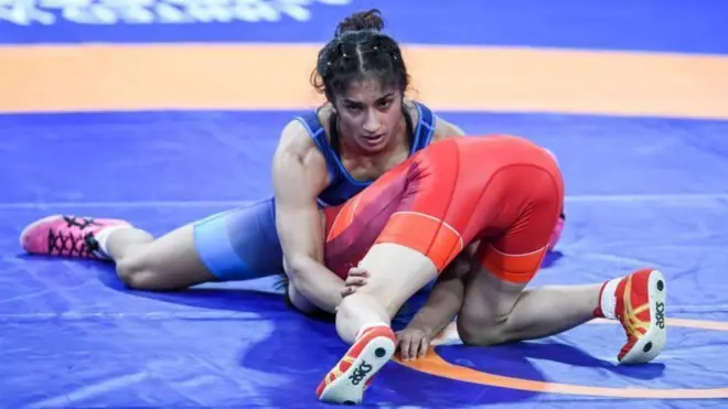 कुश्ती के एक मुक़ाबले के दौरान विनेश फोगाट की फ़ाइल तस्वीर