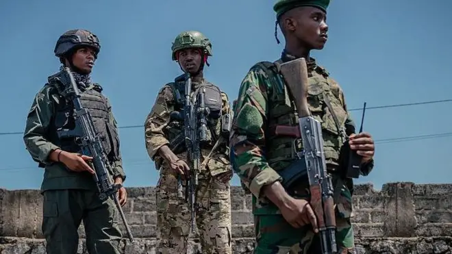 Abarwanyi ba M23 bafise inkoho, bambaye n'umwambaro wa gisirikare