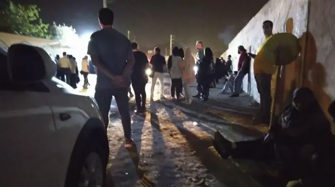 حضور خانواده بازداشت شدگان روز گذشته در مقابل «ستاد فرماندهی امداد نیروی انتظامی در افسریه» برای پیگیری وضعیت اعضای خانواده‌شان از شب گذشته