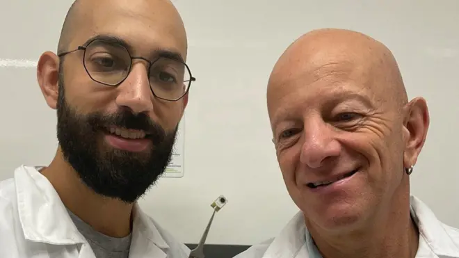 Raz jelinek,nọ na aka-nri, na nwataakwụkwọ ya bụ Nitzan Shauloff na-egozi otu ''e-nose'' ha rụpụtara