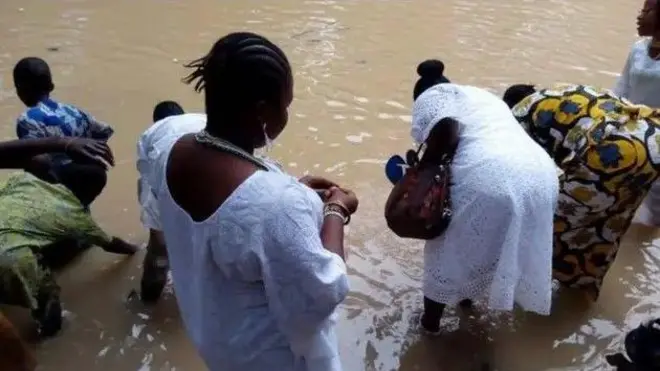 Awọn eeyan to wọ asọ funfun wa ni ojubọ Osun Osogbo, wọn n bu omi inu odo