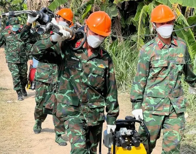 Công binh Quân khu 9 cùng lực lượng chuyên dụng đã đến hiện trường hỗ trợ cứu nạn cháu bé tại Đồng Tháp