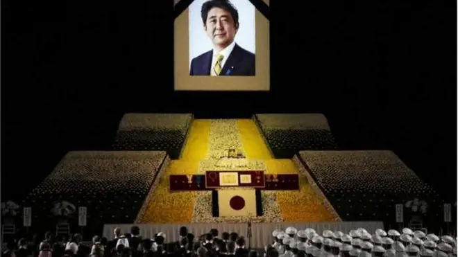 Guests during di burial