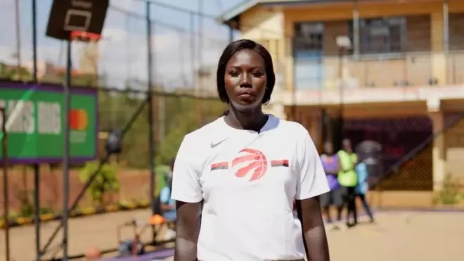 Une femme qui porte un équipement de basket-ball