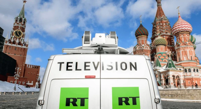 一輛RT新聞車停在聖巴西爾大教堂與克里姆林宮前