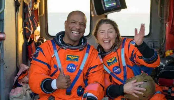 Виктор Гловер и Кристина Кох на полетной палубе авианосца USS John P Murtha