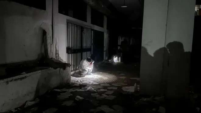 یک تیم درحال تحقیق درباره یک اتاق مخفی در زندان صیدیانا در سوریه است.