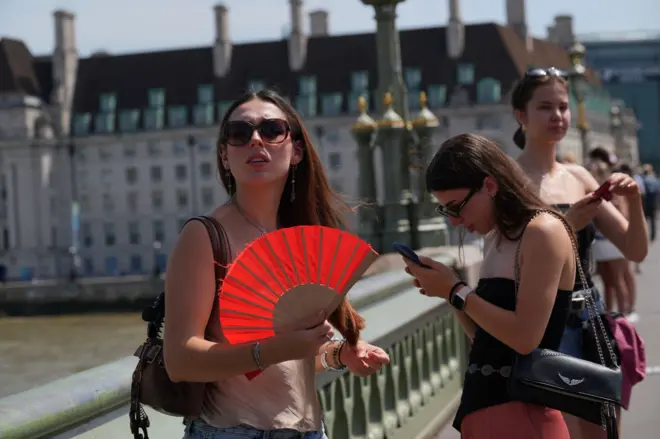 Londra'nın merkezindeki Westminster Köprüsü'nde insanlar.