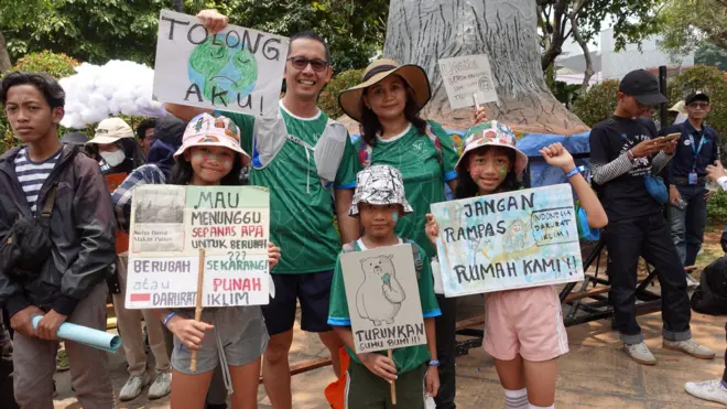 Ratna Hayati dan keluarganya